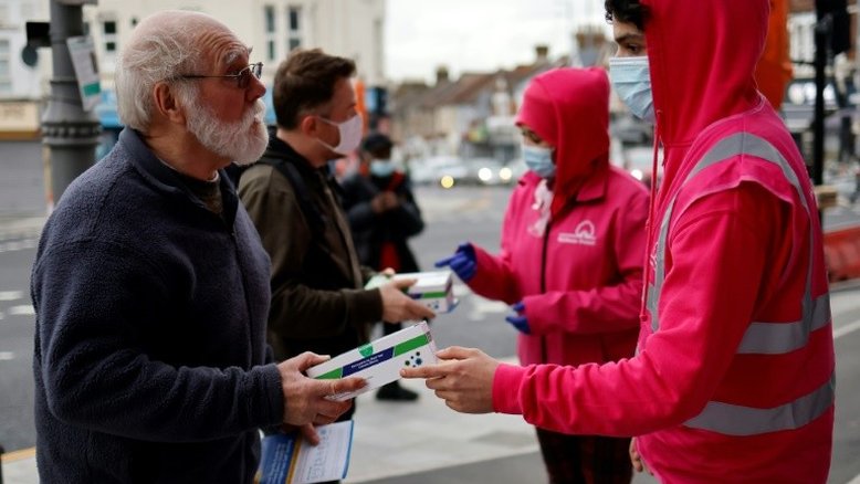 Um de cada 20 britânicos estava com covid na semana passada, diz órgão oficial