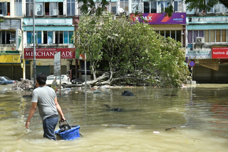 Milhares de pessoas fogem de graves inundações na Malásia