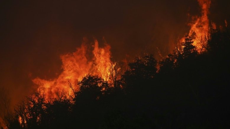 Em meio a altas temperaturas, incêndios persistem no sul da Argentina