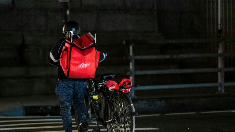 Entregadores de aplicativos começam a ter direitos trabalhistas em Nova York