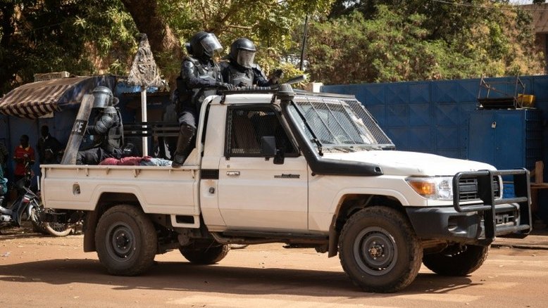 Governo de Burkina Faso nega golpe de Estado, após tiroteios em bases militares