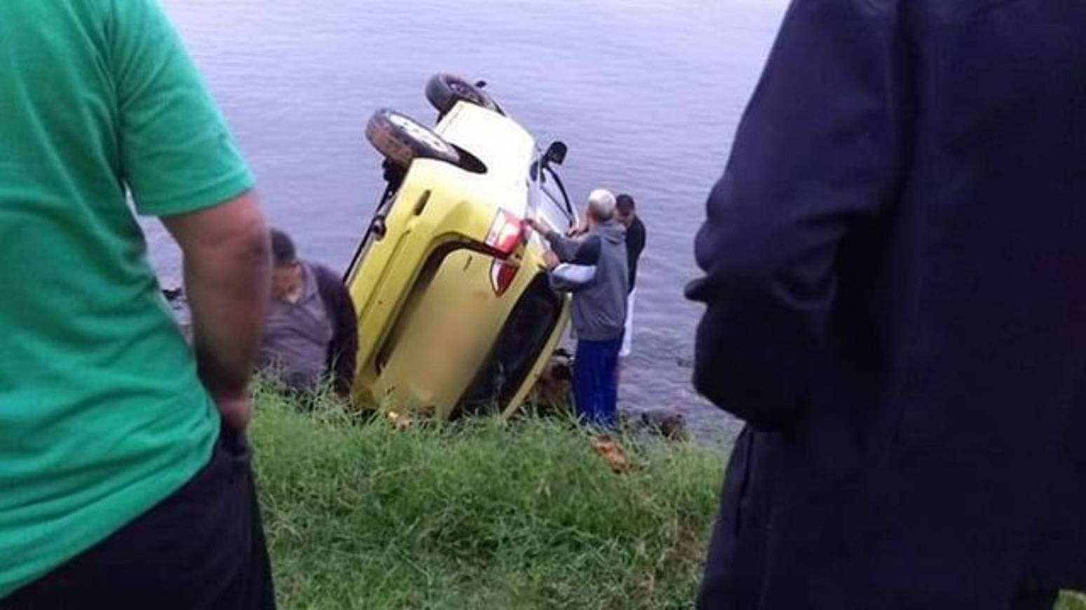 RJ: Taxista perde controle do carro e cai na Baía de Guanabara