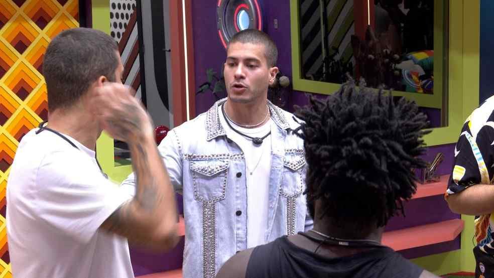 BBB22: Linn da Quebrada, Arthur Aguiar e Jade Picon já estão na casa 2 Arthur Aguiar entra no BBB22