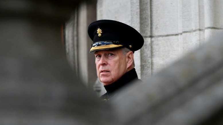 Príncipe Andrew, acusado de agressão sexual, renuncia a seus títulos militares
