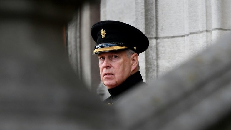 Príncipe Andrew, acusado de agressão sexual, renuncia a seus títulos militares