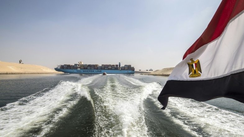 Canal de Suez registra arrecadação recorde em 2021