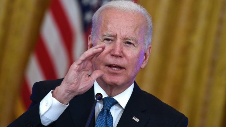 Biden é flagrado xingando jornalista