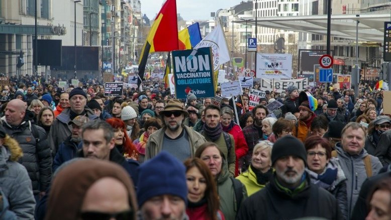 Protesto contra restrições sanitárias reúne milhares de pessoas em Bruxelas