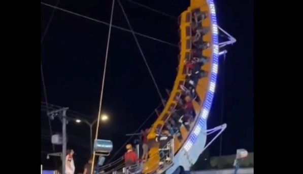 Vídeo: 15 pessoas são resgatadas após brinquedo de parque de diversão travar