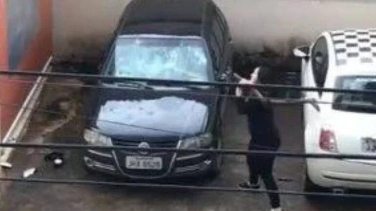 Mulher quebra carro do marido após suposta traição no DF: 
