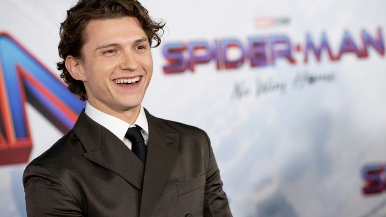 Tom Holland revela estar há mais de um ano sóbrio