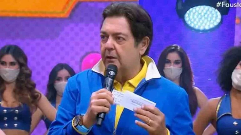 Faustão ostenta relógio de R$ 665 mil em programa