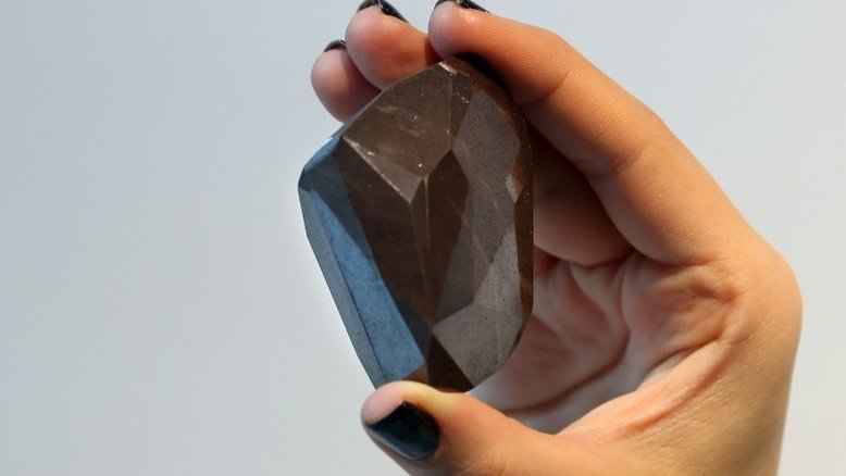 Maior diamante negro lapidado do mundo é exibido em Dubai