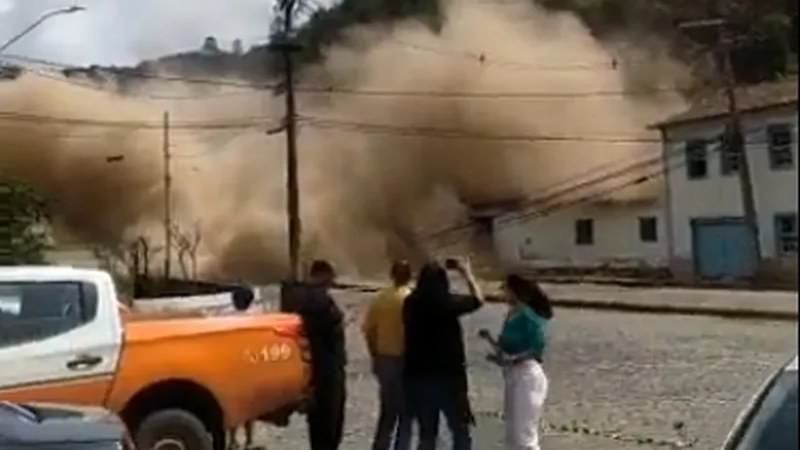 MG: Vídeo mostra imóveis sendo 'engolidos' após deslizamento