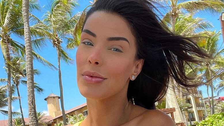 Ex-BBB Ivy Moraes curte resort em Fortaleza usando biquíni neon