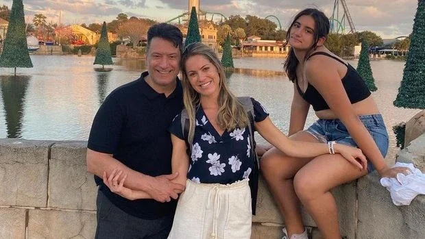 Luiz Carlos Jr. e Jacqueline Brazil curtem a Disney em família