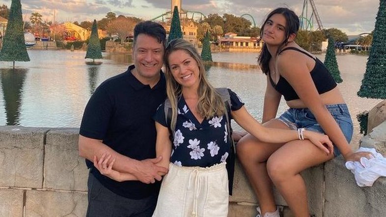 Luiz Carlos Jr. e Jacqueline Brazil curtem a Disney em família