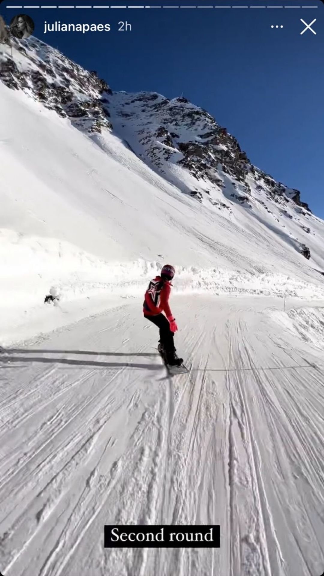 Juliana Paes mostra habilidade com snow surf nos Alpes