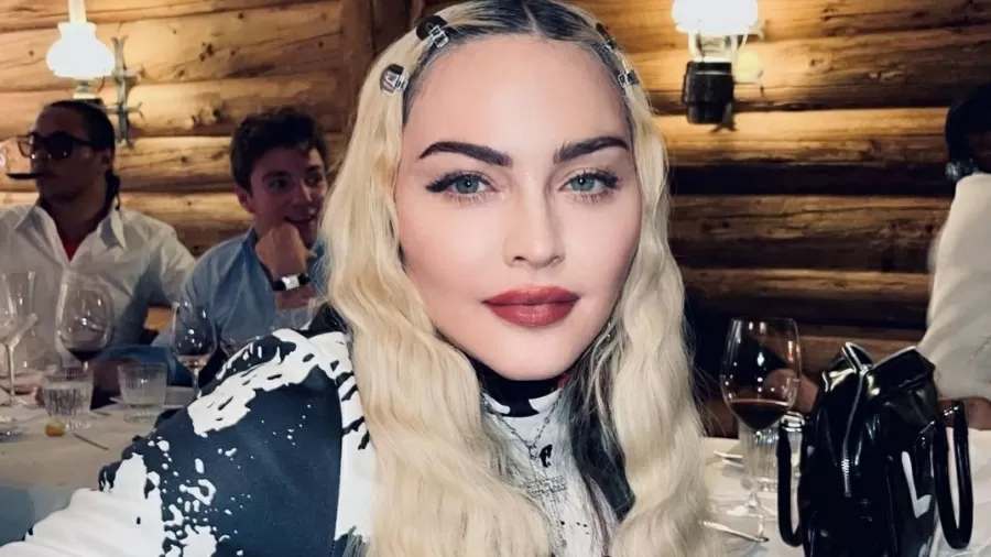 Madonna faz selfie rara ao lado dos seis filhos em férias na Suíça