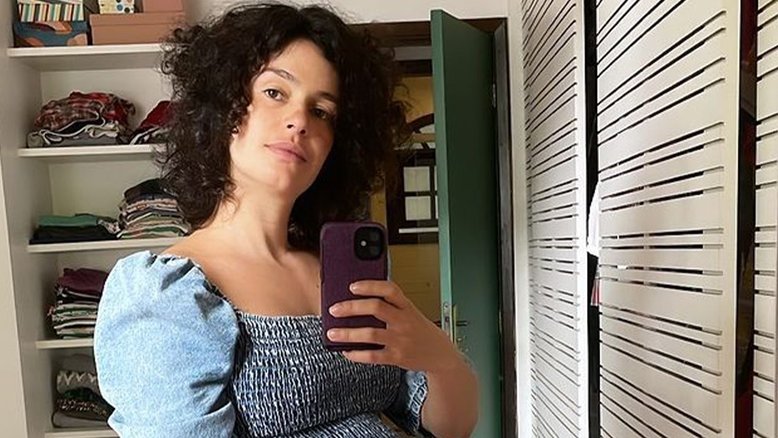 Na reta final da gravidez, Maria Flor exibe barrigão em foto