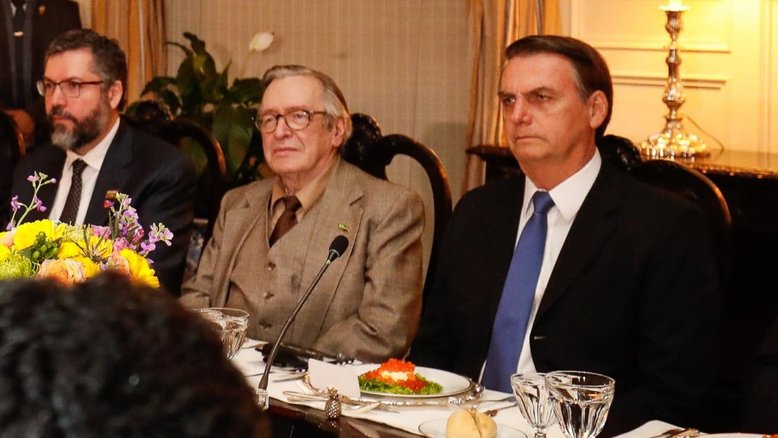 'Um dos maiores pensadores da história', diz Bolsonaro sobre Olavo de Carvalho
