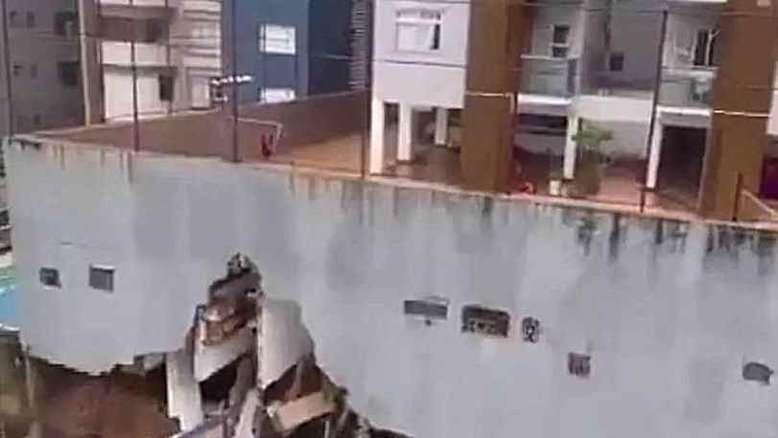 Após fortes chuvas, estrutura de prédio em BH cede e moradores são retirados