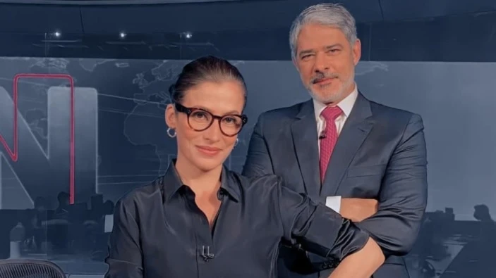 William Bonner e Renata Vasconcellos surgem com o mesmo look no estúdio do Jornal Nacional