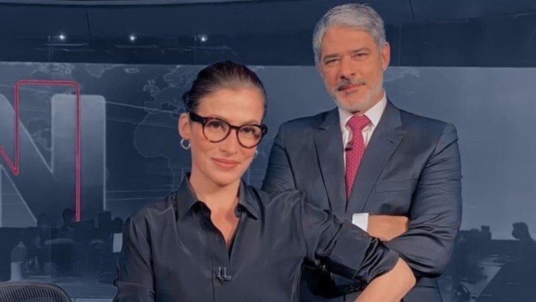 William Bonner e Renata Vasconcellos surgem com o mesmo look no estúdio do Jornal Nacional