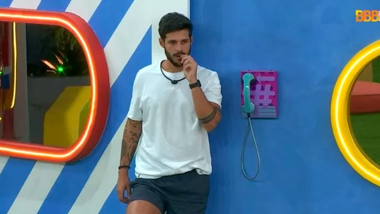 BBB22: Boninho planeja trote após Rodrigo fazer plantão ao lado do Big Fone