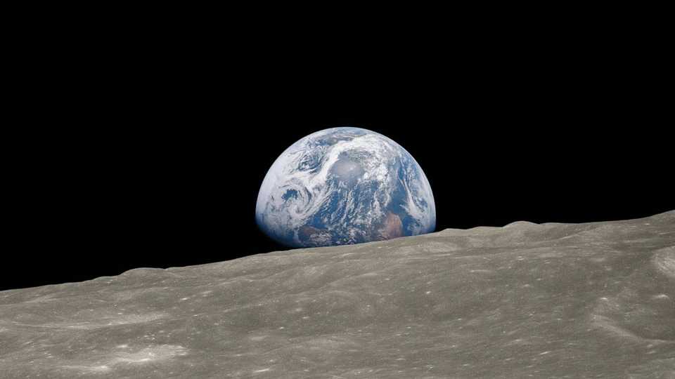 "Oh meu Deus! Olha aquela cena! A Terra surgindo. Uau, que lindo!" Logo após esse pronunciamento do astronauta da Apollo 8 Bill Anders, há mais de 50 anos, uma das imagens mais famosas foi tirada da órbita da Lua. Hoje conhecida como “Earthrise”, ela mostra a Terra elevando-se acima do limbo do nosso satélite natural