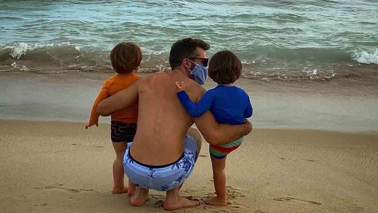 Thales Bretas leva filhos com Paulo Gustavo à praia
