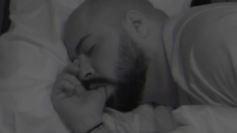 BBB22: Tiago Abravanel dorme chupando dedo e diverte público na redes sociais