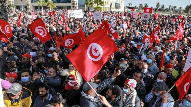 Protestos após decisão do presidente da Tunísia de substituir Conselho da Magistratura