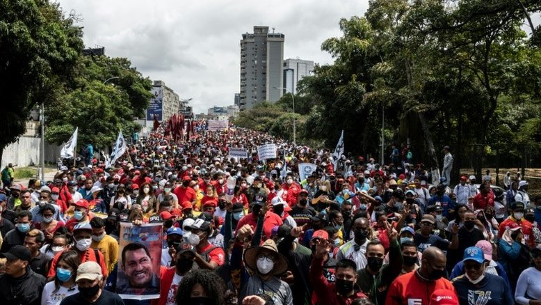 Chavistas demonstram força e oposição propõe renovar liderança na Venezuela