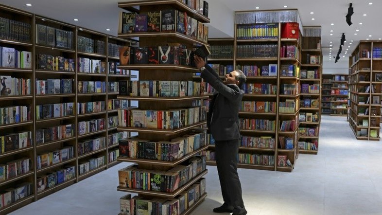 Livraria de Gaza reabre após ser destruída por bombardeio