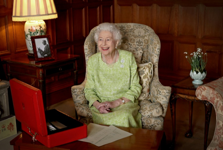 Elizabeth II retoma atividades após celebrar 70 anos de reinado