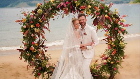 Jackeline Petkovic se casa com cantor sertanejo em Ilhabela