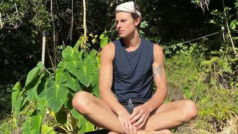 Shawn Mendes é flagrado fazendo ritual do rapé no Havaí