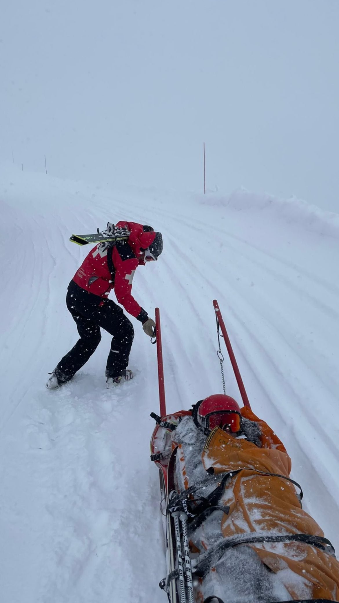 Mariana Becker fratura o tornozelo em acidente na neve: 'Deu ruim'