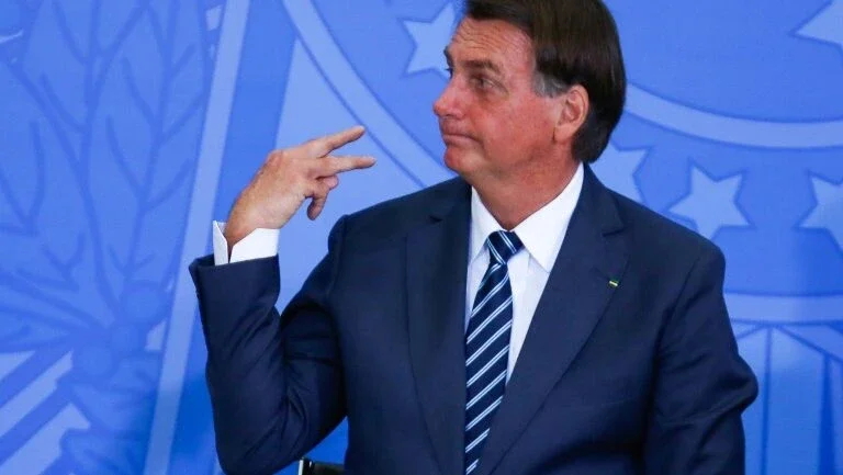 Bolsonaro chama ministros do STF de adolescentes e diz que querem Lula de volta