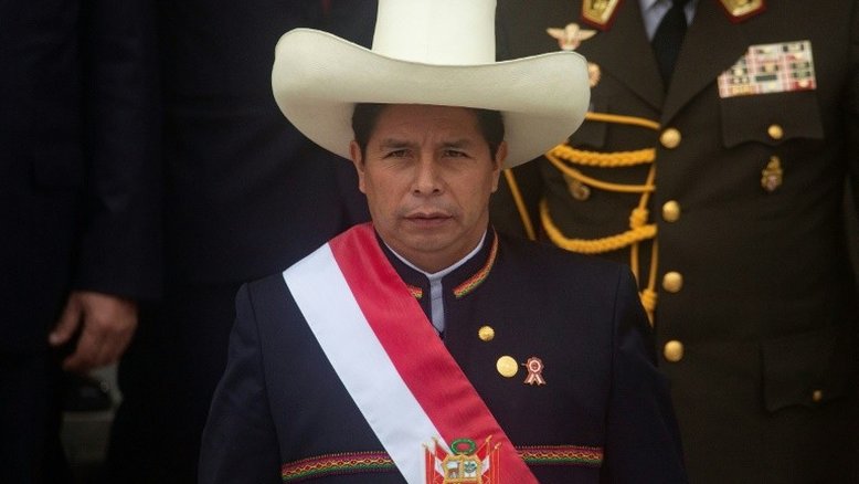 Castillo abandona seu chapéu icônico para enfrentar tempestade política do Peru