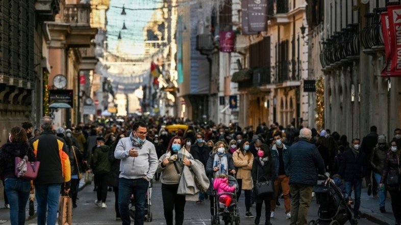 Itália e França eliminam máscara; Alemanha se aproxima do recorde de casos de covid