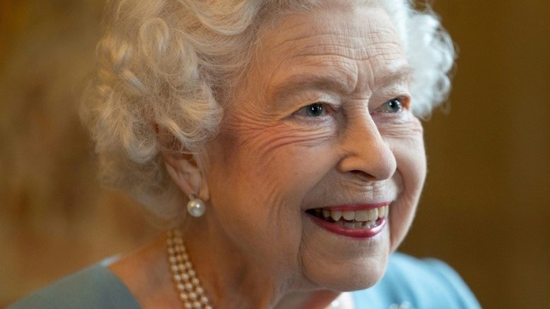 Rainha Elizabeth II está com Covid-19 e sintomas 'leves'