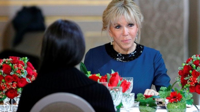 Mulher do presidente francês denuncia duas mulheres por boatos sobre seu sexo