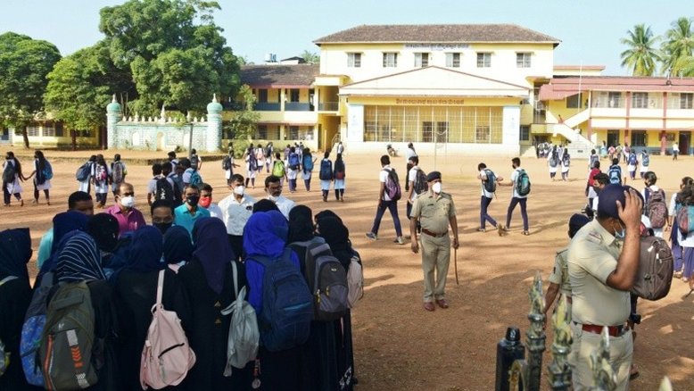 Muçulmanos protestam na Índia contra proibição do véu nas escolas