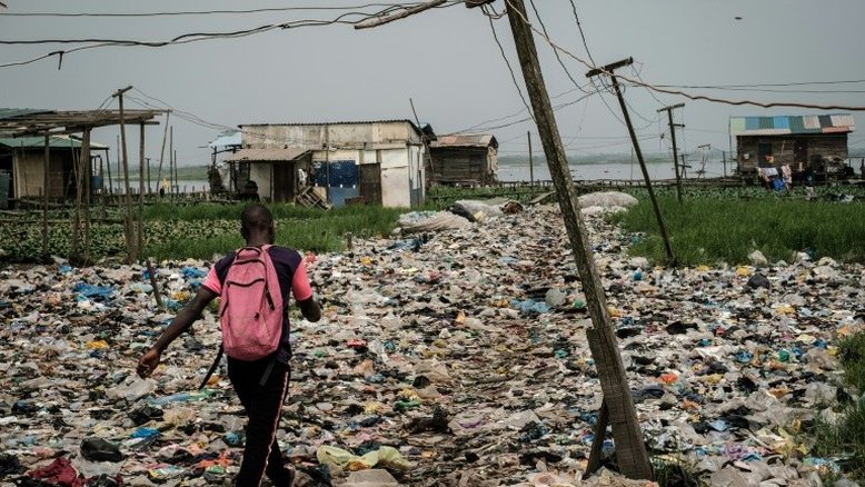 África enfrenta desafio de não virar lixão de plásticos do mundo