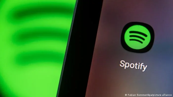 Opinião: Spotify deve agir contra desinformação, e não os artistas