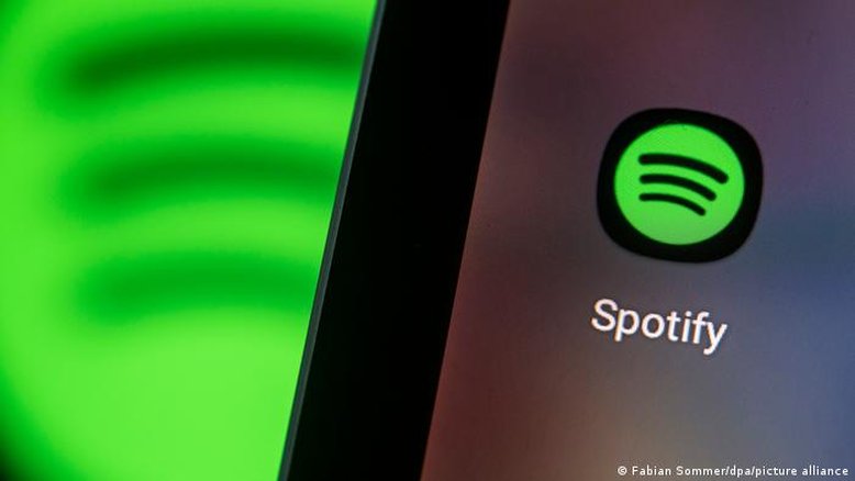 Opinião: Spotify deve agir contra desinformação, e não os artistas