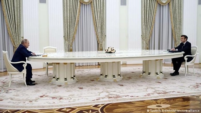 Rússia e França justificam longa mesa entre Putin e Macron