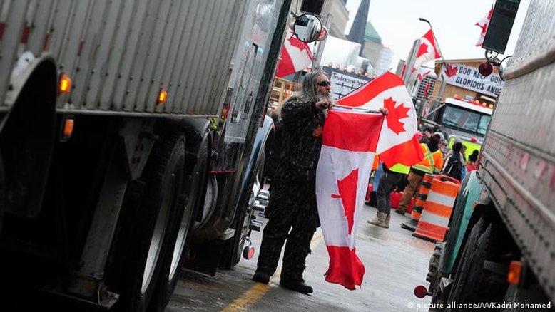 Caminhoneiros antivacinas causam caos na capital do Canadá